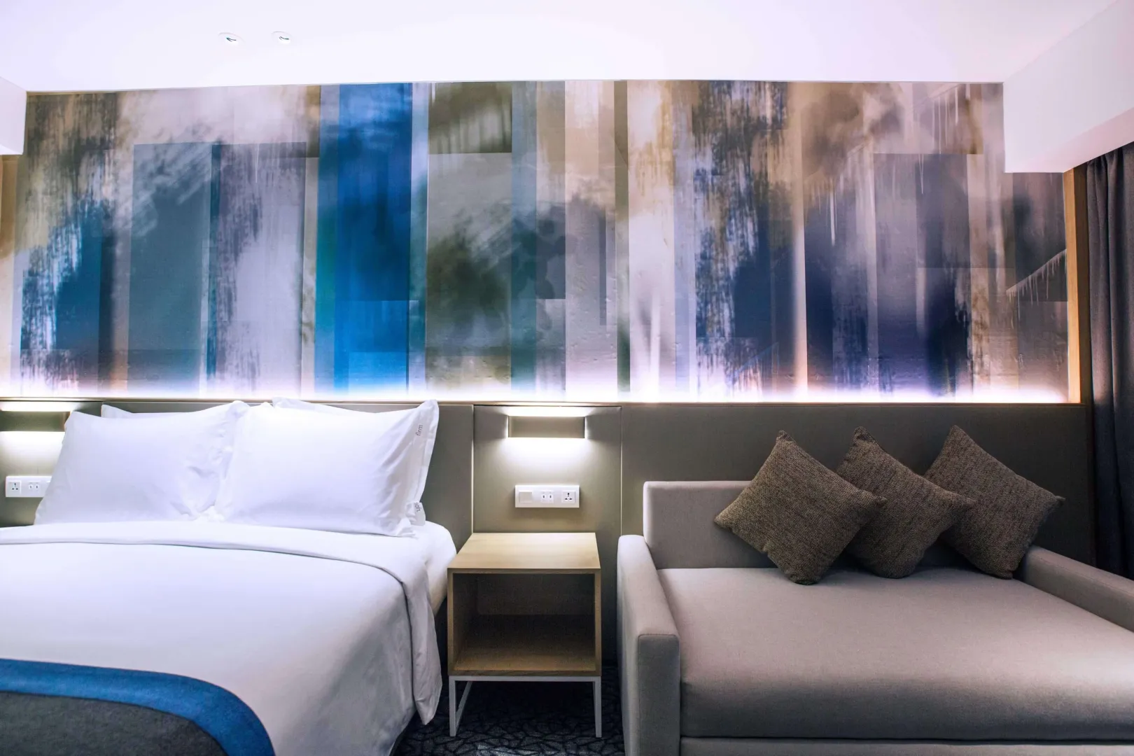 NWR Holiday Inn 1 Queen Bed Standard Room With Sofa Bed