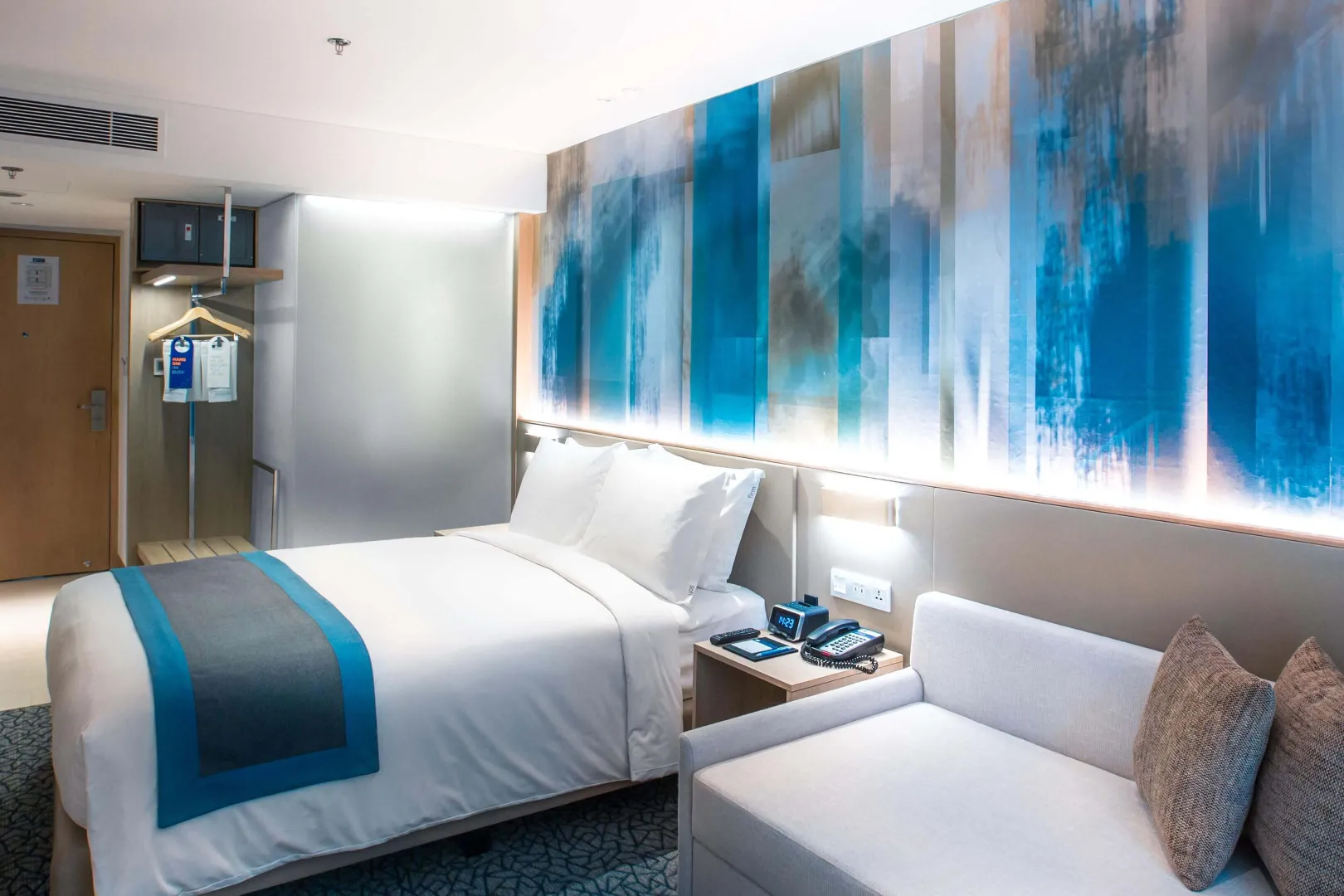 NWR Holiday Inn Queen Bed Guest Room