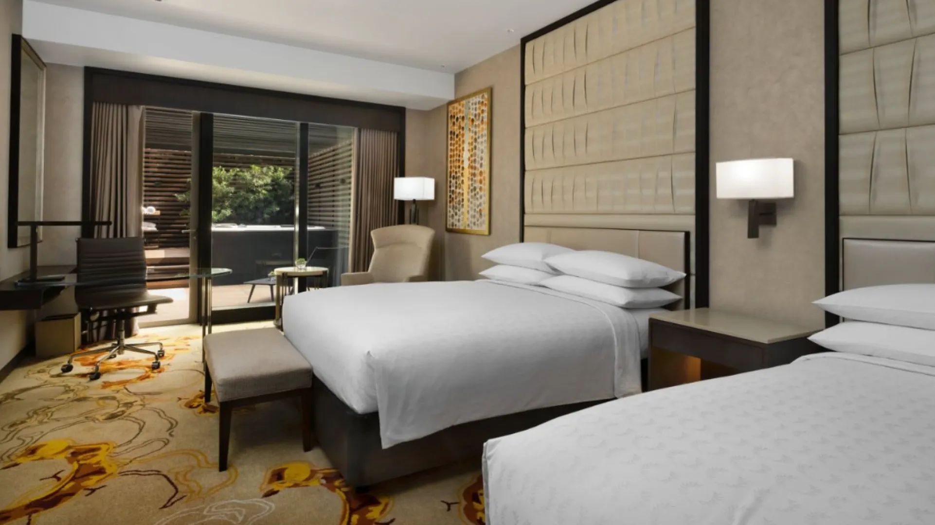 NWR Sheraton Larget Guest Room 2 Queens Balcony